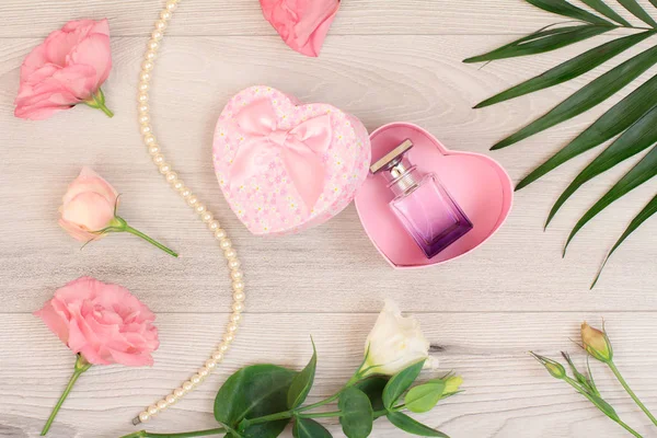 Caixa Presente Forma Coração Com Garrafa Perfume Flores Rosa Folhas — Fotografia de Stock