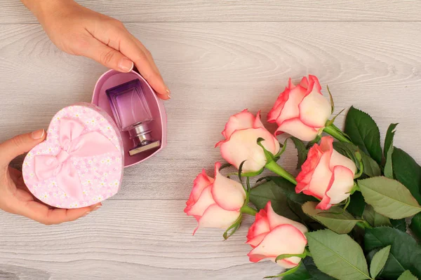 Mani Donna Possesso Una Scatola Regalo Forma Cuore Con Profumo — Foto Stock