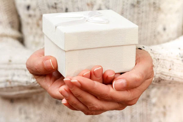 Una Donna Che Tiene Mano Una Scatola Regalo Profondità Campo — Foto Stock