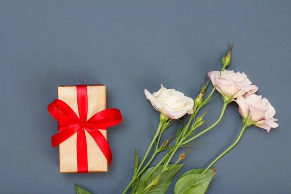 Bouquet Fiori Rosa Con Foglie Confezione Regalo Con Nastro Rosso — Foto Stock