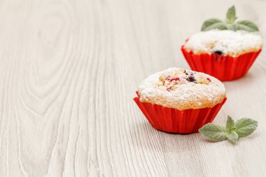 Ev yapımı meyve kek pudra şekeri ve taze ahududu ahşap masa üzerine serpilir. Noel tatlılar ve pastalar.