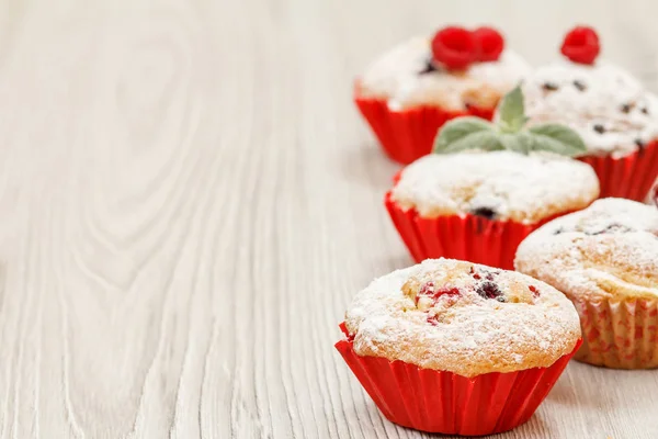 Magdalenas Frutas Caseras Espolvoreadas Con Azúcar Polvo Frambuesas Frescas Escritorio — Foto de Stock