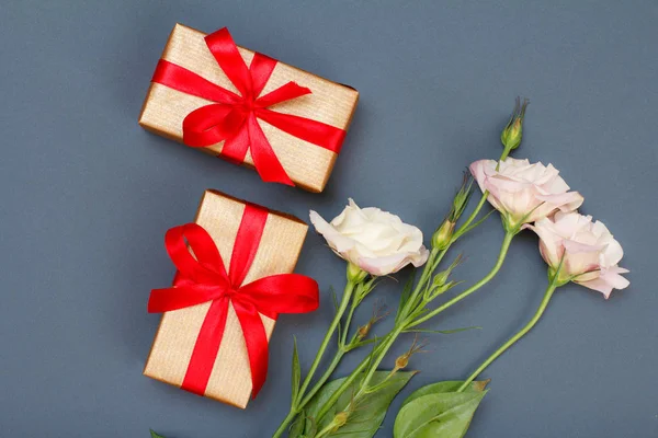 Bouquet Fiori Rosa Con Foglie Scatole Regalo Con Nastri Rossi — Foto Stock