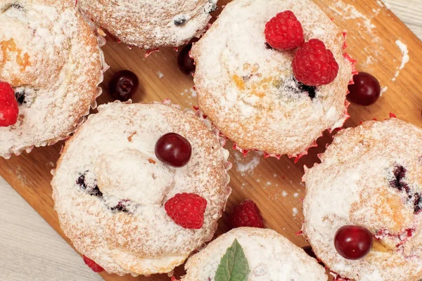 Magdalenas Frutas Caseras Espolvoreadas Con Azúcar Polvo Frambuesas Frescas Una — Foto de Stock