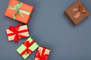 Hediye kutuları gri arka plan üzerinde kırmızı ve yeşil şeritler. Kutlama gün kavramı. Üstten görünüm.