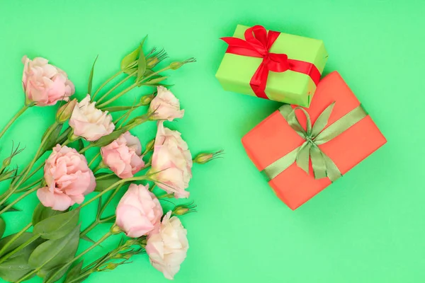 Buquê Flores Rosa Com Folhas Caixas Presente Com Fitas Fundo — Fotografia de Stock