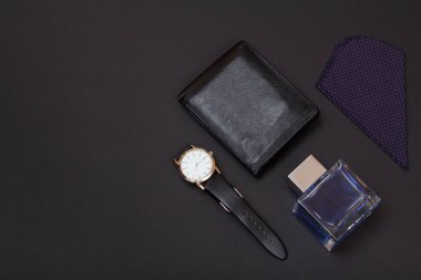 Deri çanta, seyretmek bir siyah deri kayışı, Köln ve siyah arka plan üzerine mendil ile. Erkekler için aksesuarlar. Üstten görünüm.