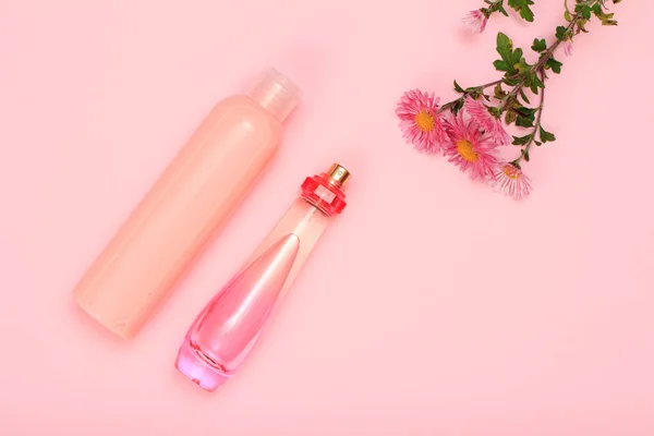 Butelek Perfum Szampon Różowym Tle Kwiatami Kobiety Kosmetyki Akcesoria Widok — Zdjęcie stockowe