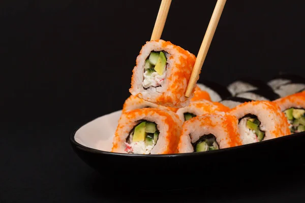 Uramaki Califórnia Rolos Sushi Com Nori Arroz Pedaços Abacate Pepino — Fotografia de Stock