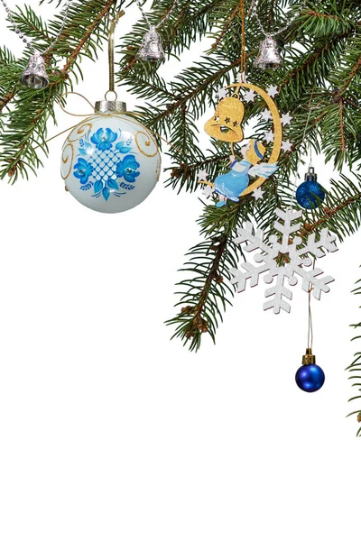 冷杉树分支与玩具球 响铃和其他圣诞节装饰品在白色被隔绝的背景 — 图库照片