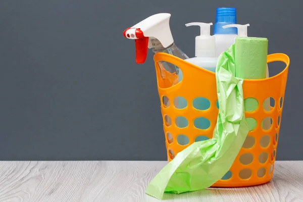 Cesta Plástico Con Bolsas Basura Botellas Líquido Para Lavar Platos —  Fotos de Stock