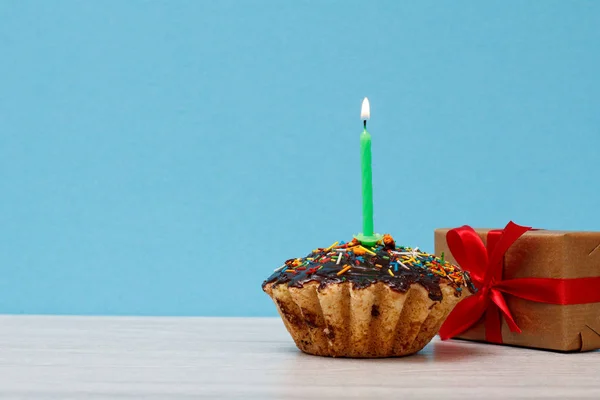 Finom Születésnapi Muffin Tejes Csokoládé Karamell Díszített Ünnepi Gyertya Ajándék — Stock Fotó