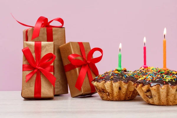 Cajas Regalo Tres Sabrosos Cupcakes Cumpleaños Con Glaseado Chocolate Caramelo — Foto de Stock