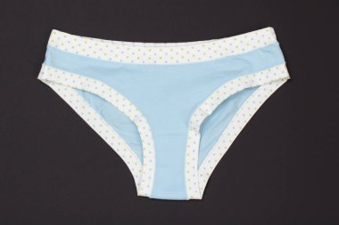 Siyah zemin üzerine mavi pamuk külot. Kadın iç çamaşırı. Üstten görünüm.