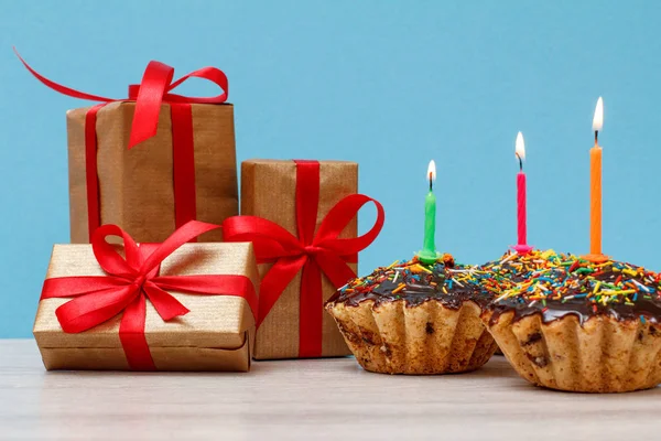 Ajándék Dobozok Három Finom Születésnapi Cupcakes Csokoládé Mázzal Karamell Díszített — Stock Fotó