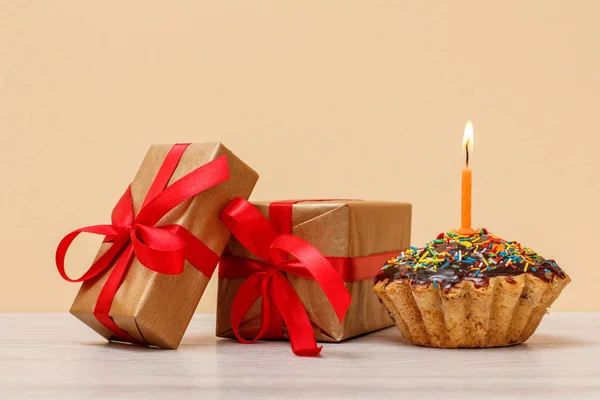 Sabroso Panecillo Cumpleaños Con Glaseado Chocolate Caramelo Decorado Con Velas — Foto de Stock
