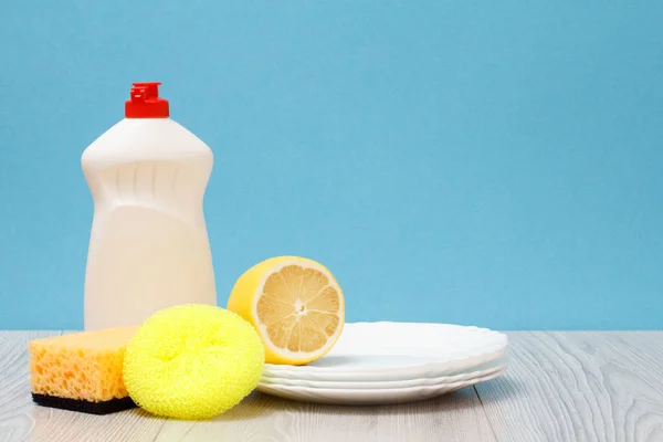 Botella Plástico Líquido Lavavajillas Esponjas Platos Limpios Limón Sobre Fondo — Foto de Stock