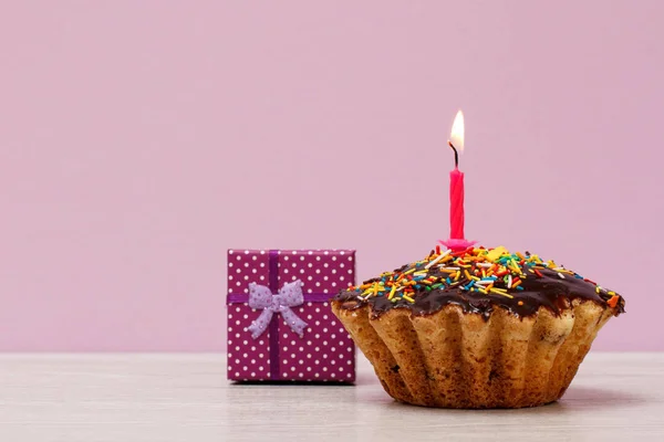 Urodziny Smaczne Muffin Polewą Czekoladową Karmelu Ozdobione Spalania Świecy Uroczysty — Zdjęcie stockowe