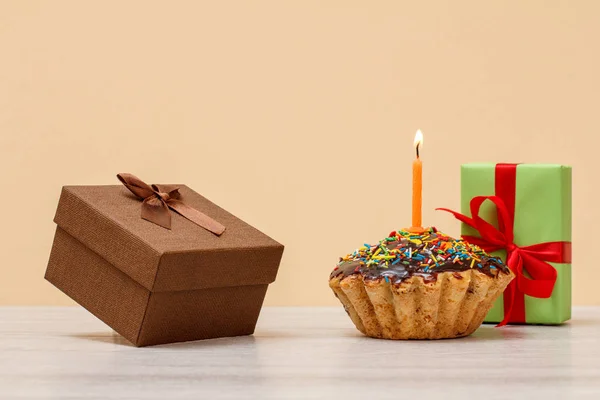 Finom Születésnapi Muffin Tejes Csokoládé Karamell Díszített Ünnepi Gyertya Díszdobozok — Stock Fotó