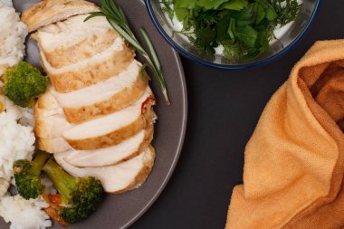 Pişmiş tavuk göğsü veya pirinç, sebze ve Yeşiller plaka ile cam kase soslu fileto. Üstten görünüm.