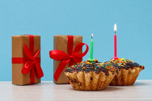 Cajas Regalo Dos Sabrosos Cupcakes Cumpleaños Con Glaseado Chocolate Caramelo — Foto de Stock