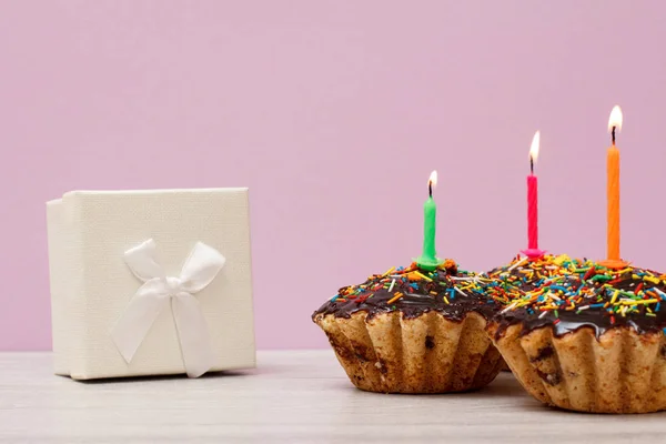 Díszdobozban Három Finom Születésnapi Cupcakes Csokoládé Mázzal Karamell Díszített Égő — Stock Fotó