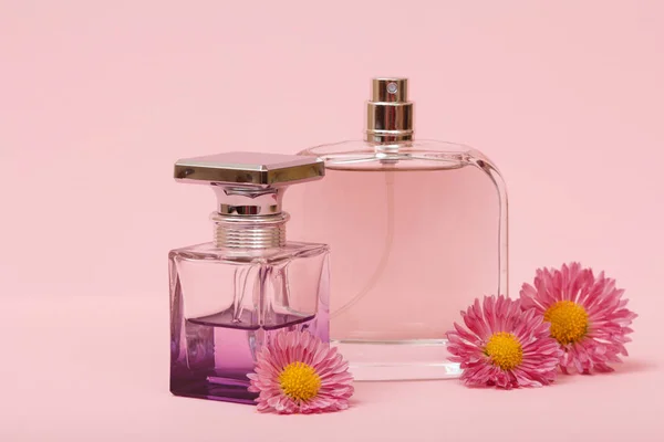 Flaschen Mit Frauenparfüm Und Blütenknospen Vor Rosa Hintergrund Frauenprodukte — Stockfoto