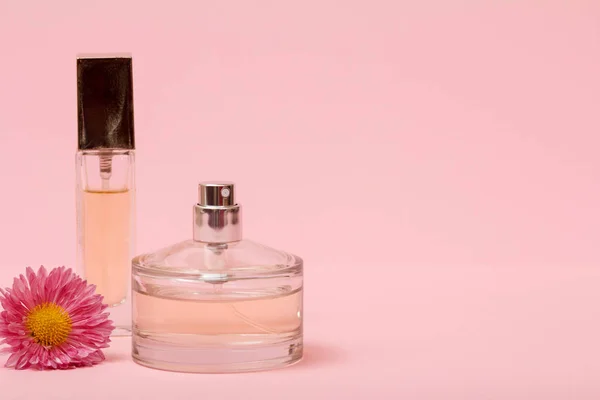 Bouteilles Avec Des Femmes Parfum Bourgeon Fleurs Dans Fond Rose — Photo