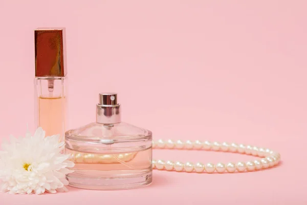 Butelek Perfum Kobiet Koraliki Pączek Kwiatu Różowym Tle Miejsca Kopii — Zdjęcie stockowe