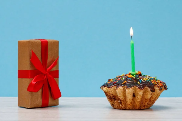 Tejes Csokoládé Karamell Ízletes Birthday Cupcake Díszített Égő Ünnepi Gyertyát — Stock Fotó