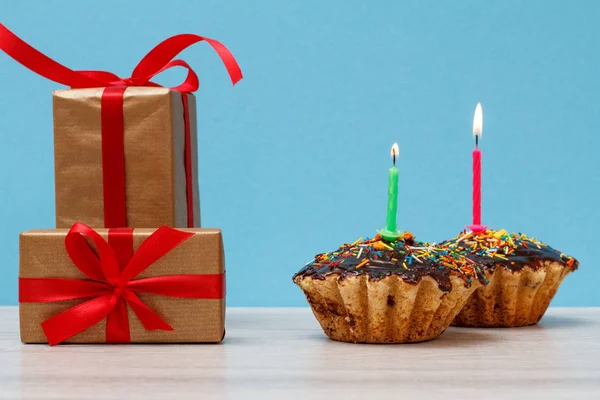 Ajándék Dobozok Két Finom Születésnapi Cupcakes Csokoládé Mázzal Karamell Díszített — Stock Fotó
