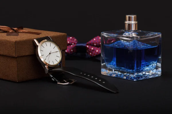 Scatola Regalo Marrone Orologio Con Cinturino Pelle Nera Papillon Profumi — Foto Stock