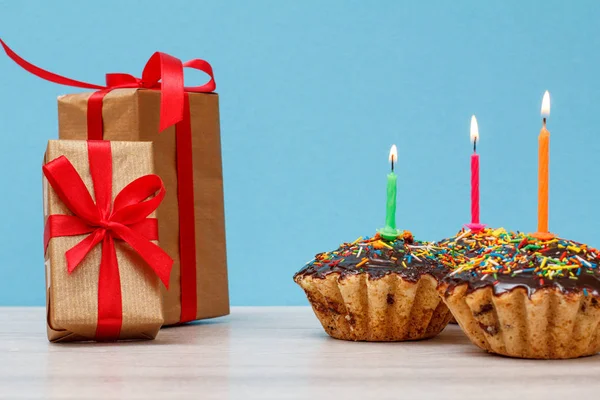 Ajándék Dobozok Három Finom Születésnapi Cupcakes Csokoládé Mázzal Karamell Díszített — Stock Fotó