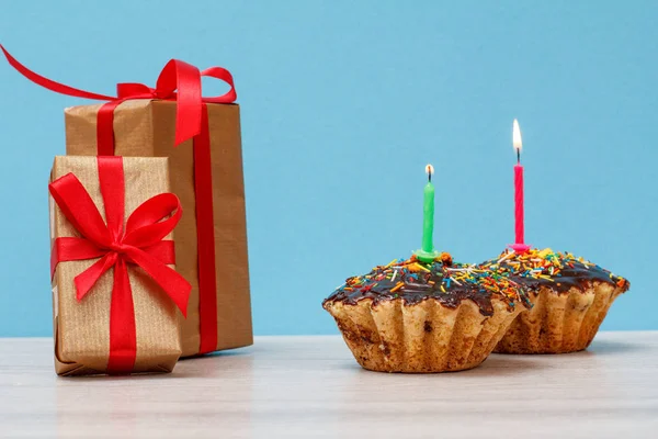 Ajándék Dobozok Két Finom Születésnapi Cupcakes Csokoládé Mázzal Karamell Díszített — Stock Fotó