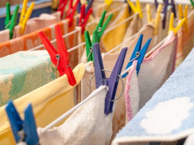 Farklı plastik clothespins ile çamaşır askısı üzerinde yakın çekim. Çamaşırhane kavramı. Sığ derinlik-in tarla.
