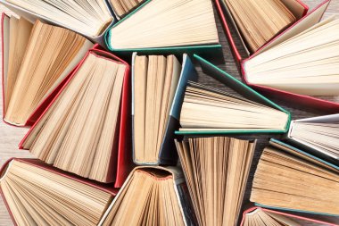 Çok sayıda renkli kitap. Kullanılmış ciltli kitaplar. Yukarıdan görüntüle