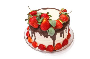 Cam plaka üzerinde taze çilek ile dekore edilmiş ev yapımı çikolatalı kek.