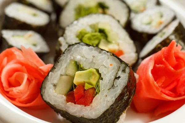 Hosomaki con verduras. Rollo de sushi con nori, arroz, aguacate y pimiento . — Foto de Stock