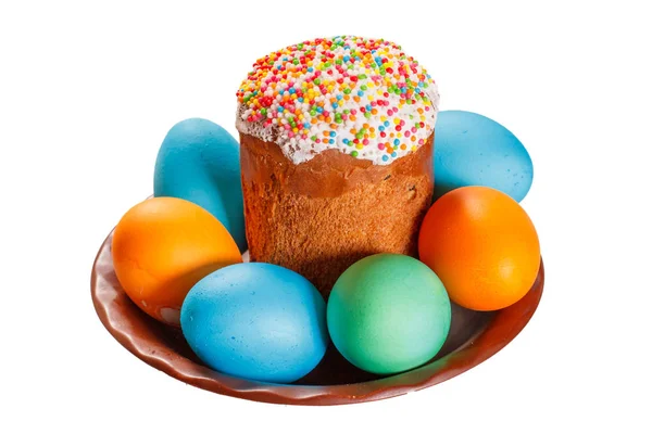 Paskalya pastası ve izole arka plan ile bir tabak üzerinde boyalı yumurta.