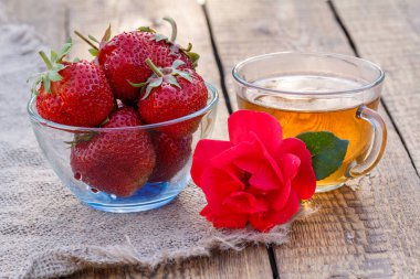 Cam kase ve yeşil çay fincan kırmızı olgun çilek.