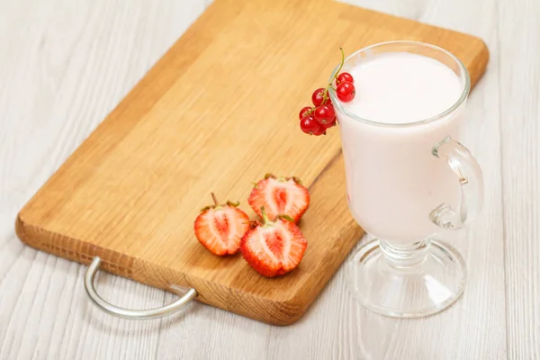 Delicioso yogur de fresa con hojas de menta en vidrio . —  Fotos de Stock