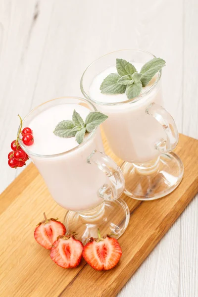 Delicioso yogur de fresa con hojas de menta en vasos . — Foto de Stock