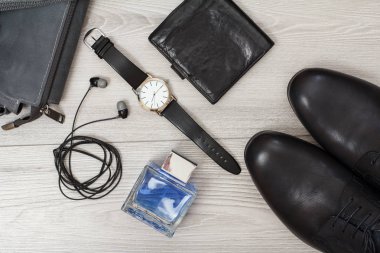 Siyah deri erkek ayakkabıları, saat, erkek ve aksesuarlar için deri omuz çantası çifti