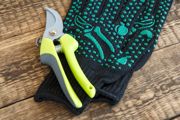 Bahçe eldiven ve ahşap kurullarında budayıcı.