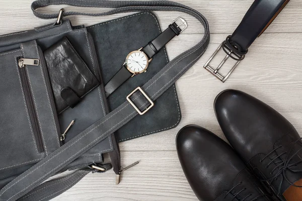 Leder Umhängetasche für Männer mit schwarzen Leder Herrenschuhen und Accessoires. — Stockfoto