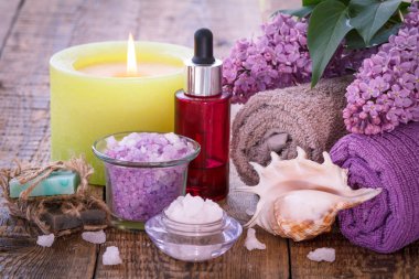 Spa ürünleri ve aksesuarları. Aromatik yağ, sabun, deniz tuzu, havlu ve mum.