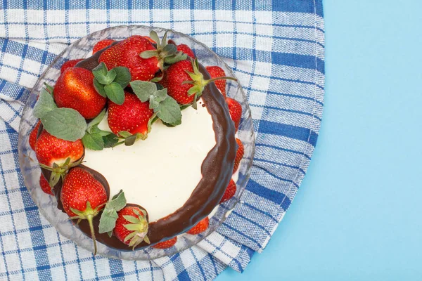 Bolo de chocolate caseiro decorado com morangos frescos em placa de vidro com guardanapo de cozinha . — Fotografia de Stock