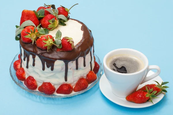 Домашній шоколадний торт, прикрашений свіжою полуницею на скляній тарілці та чашкою кави з тарілкою . — стокове фото