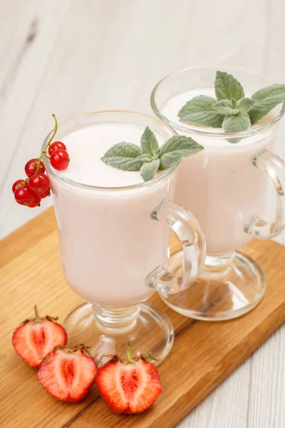 Delicioso yogur de fresa con hojas de menta en vasos . — Foto de Stock