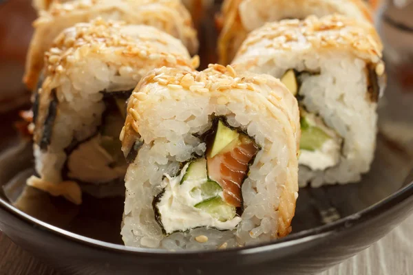 Fermer Uramaki avec Conger. Rouleaux de sushi au nori, riz et anguille — Photo